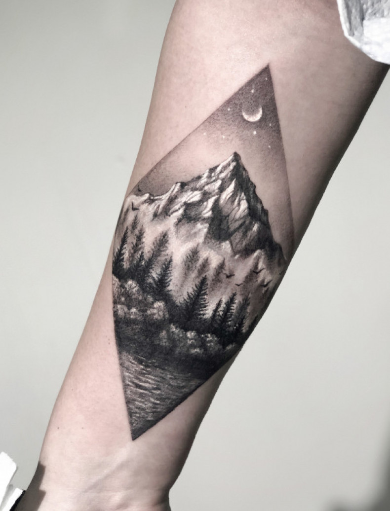 На руке горы елка, photo - Тату мастер Barb Tattoo