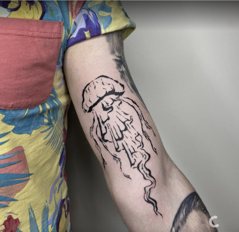 Arm Qualle Bizeps, photo - Tattoo-Meister Barb Tattoo