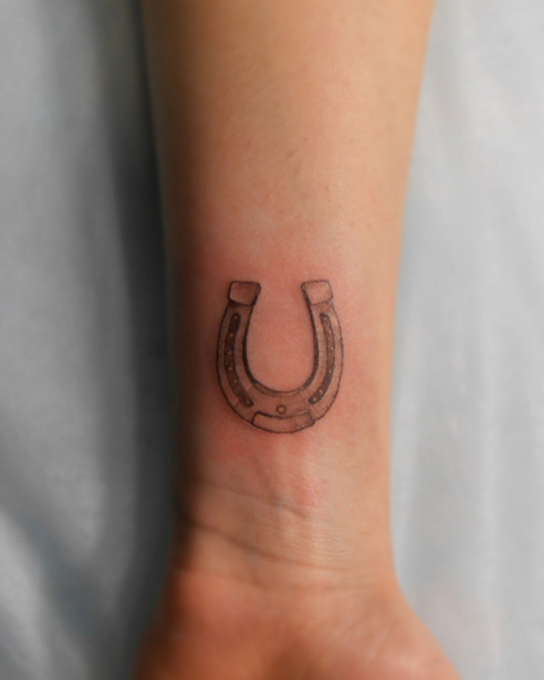 Arm protection horseshoe, photo - Tattoo Master Barb Tattoo