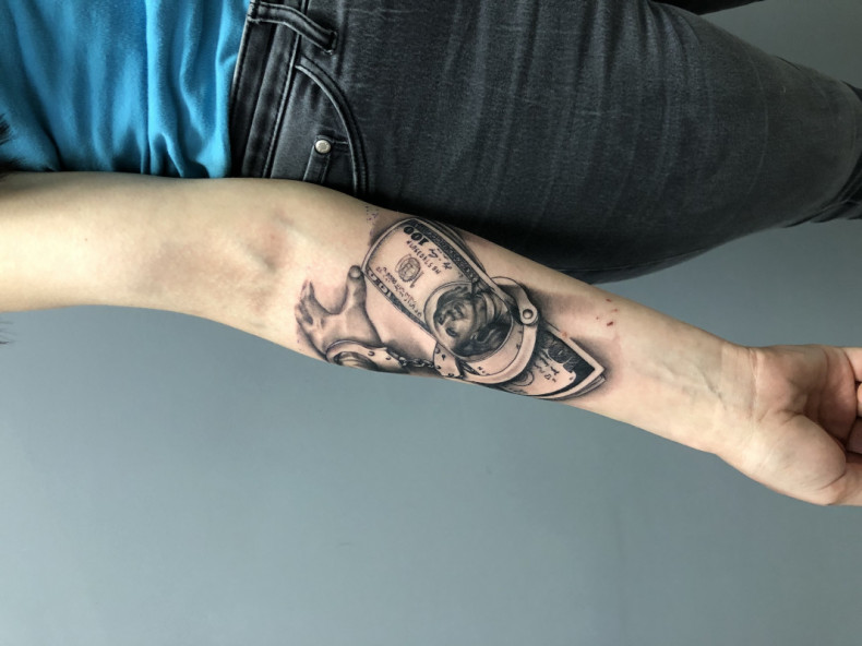 Na ramieniu pieniądze znak dolara, photo - Tatuażysta Barb Tattoo