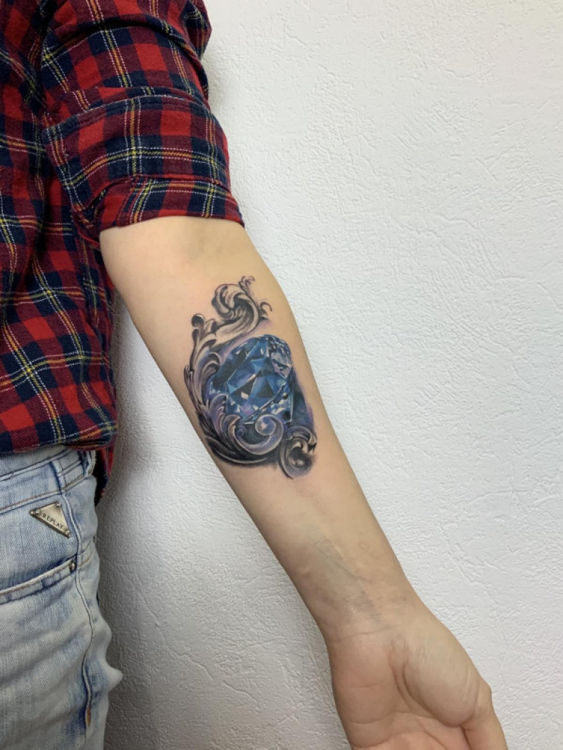 Na ramieniu diament kryształ, photo - Tatuażysta Barb Tattoo