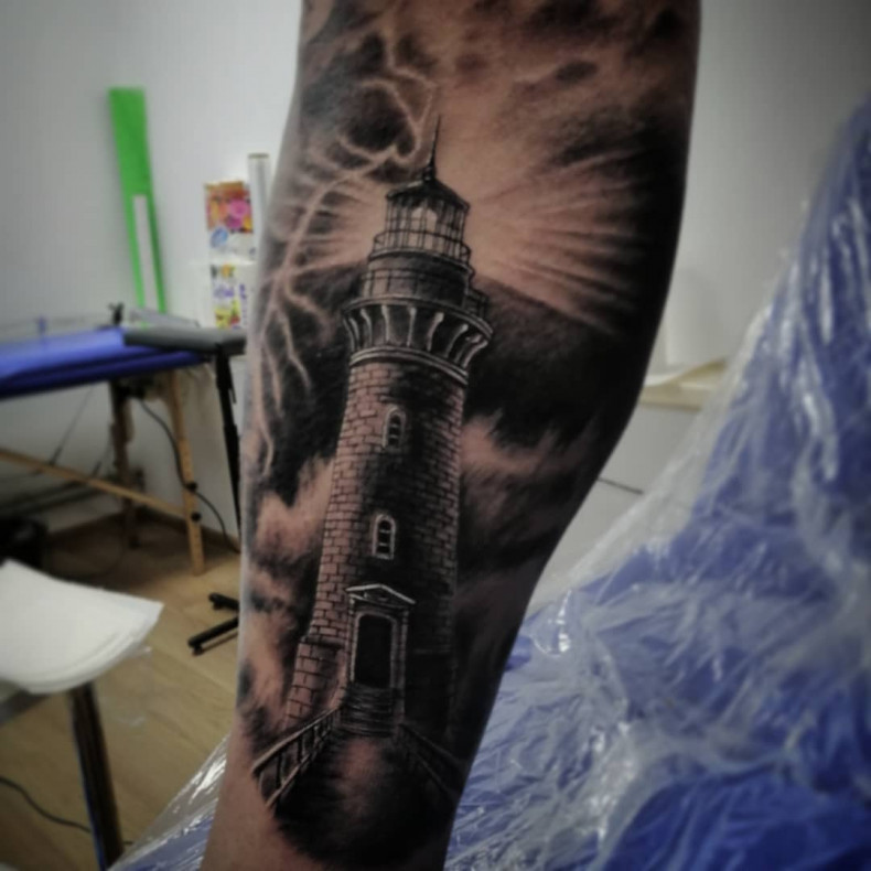 Na ramieniu wieża latarnia morska, photo - Tatuażysta Barb Tattoo