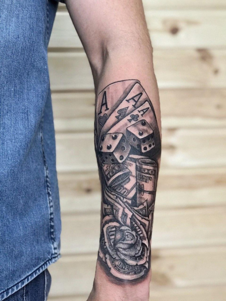 Na ramieniu znak dolara karty, photo - Tatuażysta Barb Tattoo