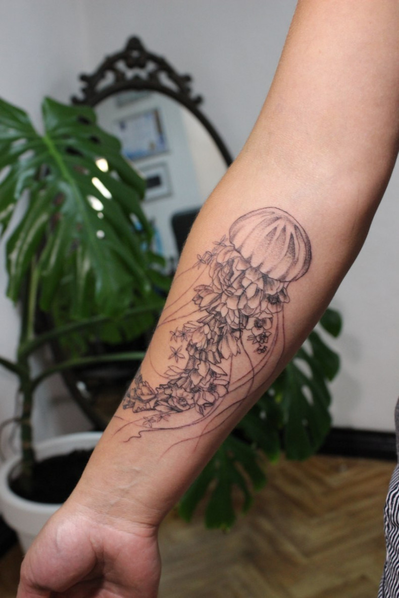 Na ramieniu meduza, photo - Tatuażysta Barb Tattoo