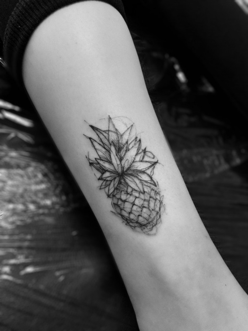 Na ramieniu ananas, photo - Tatuażysta Barb Tattoo