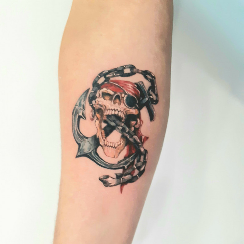 Arm pirate skull, photo - Tattoo Master Barb Tattoo