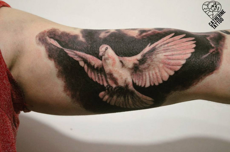 Na ramieniu czarny szary blackwork, photo - Tatuażysta Barb Tattoo