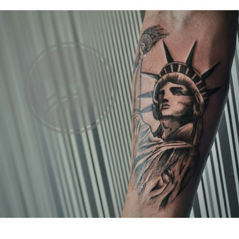 Na ramieniu wolność statua wolności, photo - Tatuażysta Barb Tattoo