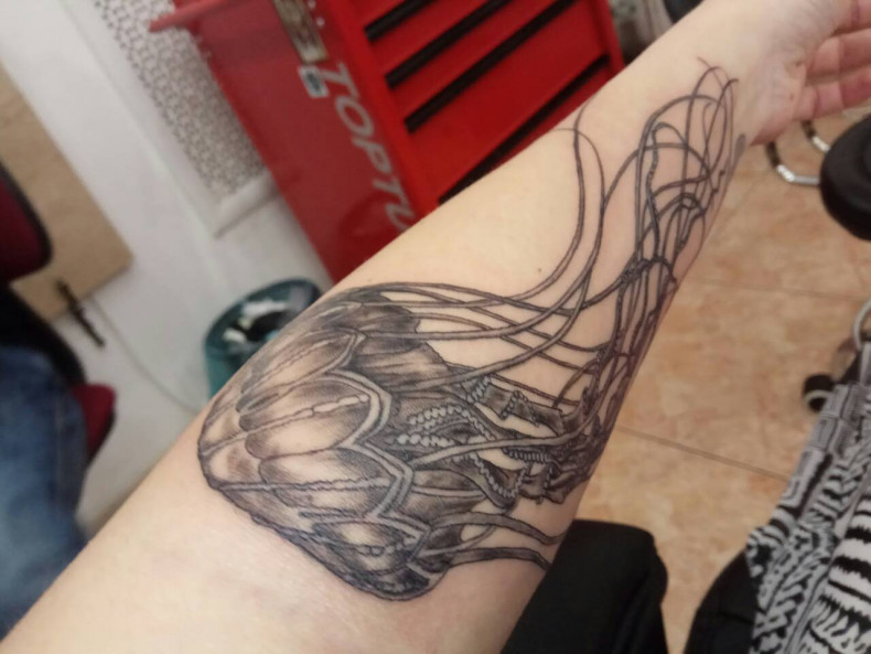 Na ramieniu czarny szary meduza, photo - Tatuażysta Barb Tattoo