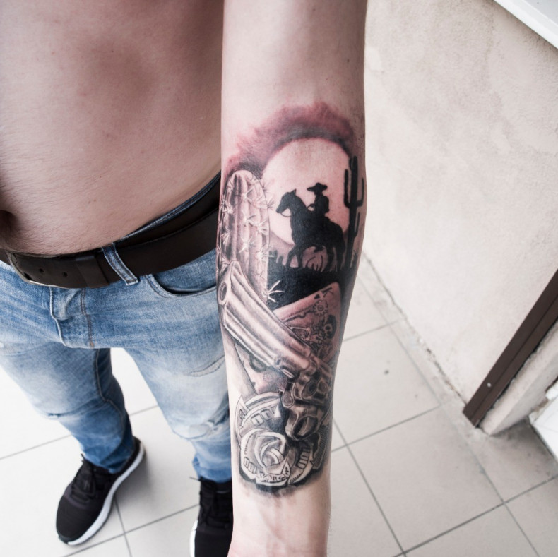 Na ramieniu pistolet rewolwer, photo - Tatuażysta Barb Tattoo