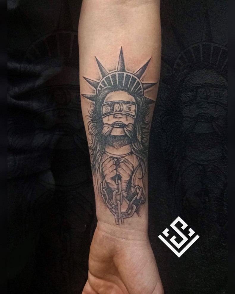 На руке Статуя Свободы, photo - Тату мастер Barb Tattoo