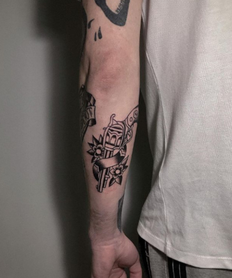 Na ramieniu pistolet rewolwer, photo - Tatuażysta Barb Tattoo