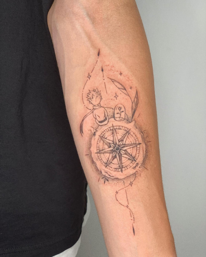 Na ramieniu kompas linework, photo - Tatuażysta Barb Tattoo