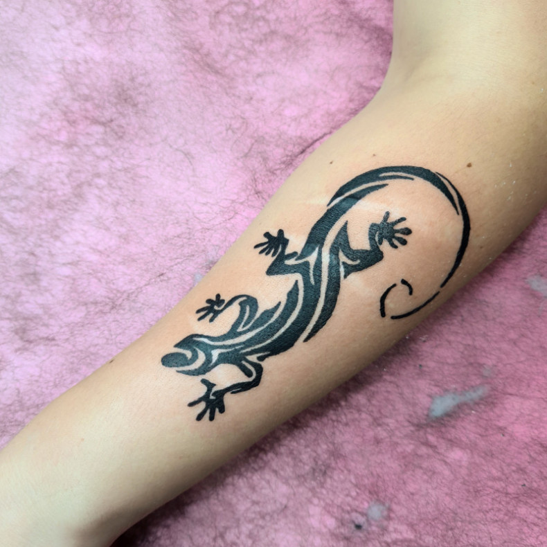 Arm blackwork gecko, photo - Tattoo Master Barb Tattoo