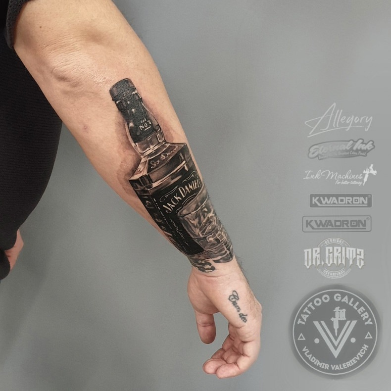 Arm bottle, photo - Tattoo Master Barb Tattoo