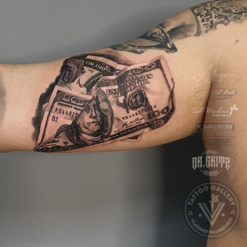 Na ramieniu pieniądze znak dolara, photo - Tatuażysta Barb Tattoo