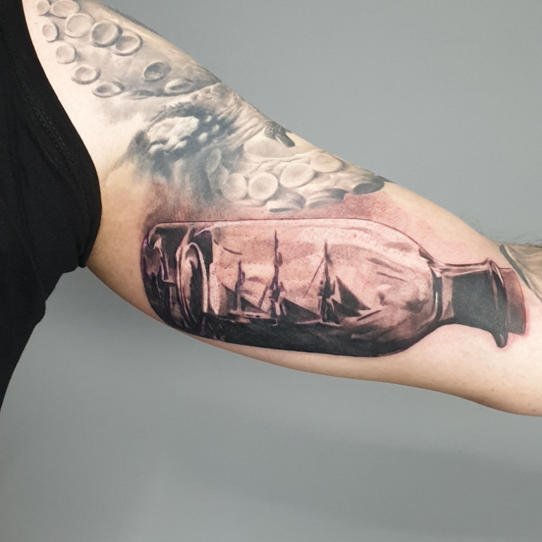 На руке бутылка корабль, photo - Тату мастер Barb Tattoo