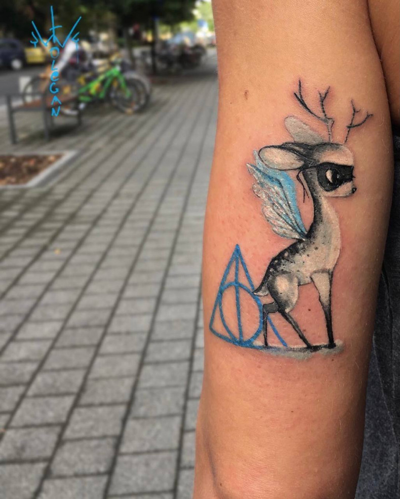 Na ramieniu Insygnia Śmierci jeleń, photo - Tatuażysta Barb Tattoo