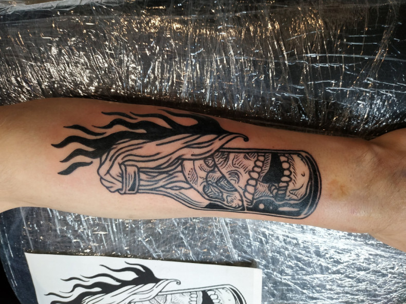 Na ramieniu butelka, photo - Tatuażysta Barb Tattoo