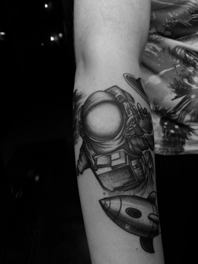 Arm black and grey an astronaut, photo - Tattoo Master Barb Tattoo