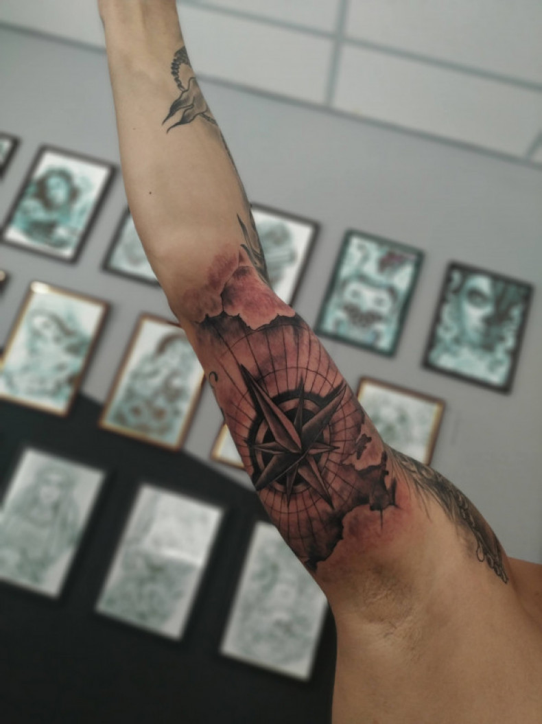 На руке карта компас, photo - Тату мастер Barb Tattoo