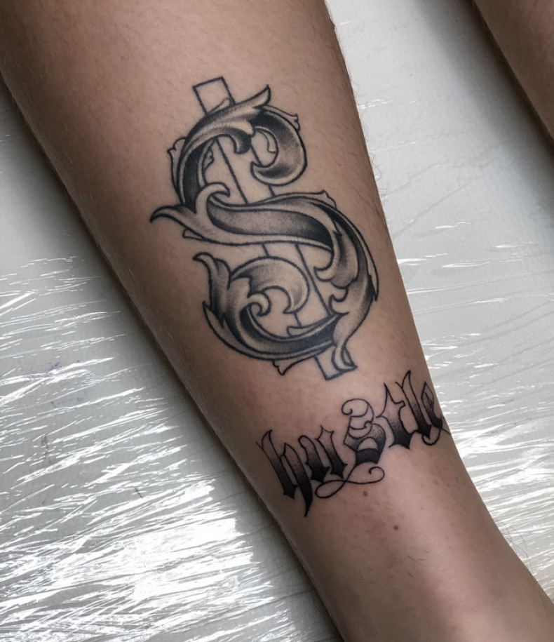 Na ramieniu pieniądze znak dolara, photo - Tatuażysta Barb Tattoo