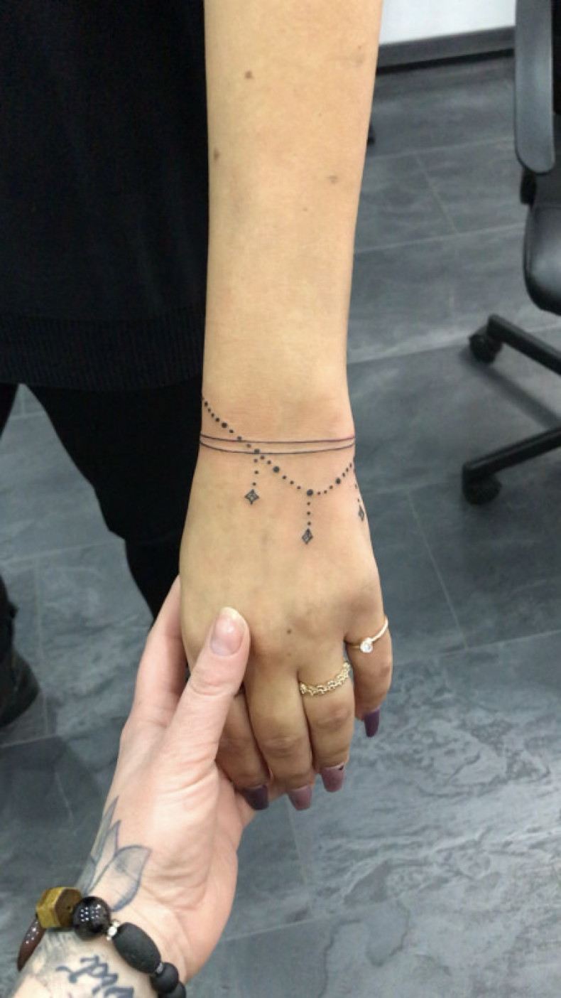 Arm Armband minimalist, photo - Tattoo-Meister Barb Tattoo