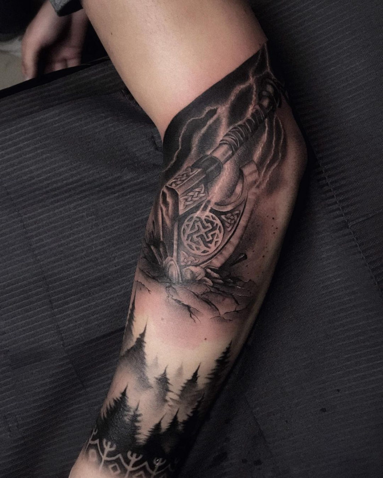 Arm blackwork Baum, photo - Tattoo-Meister Barb Tattoo