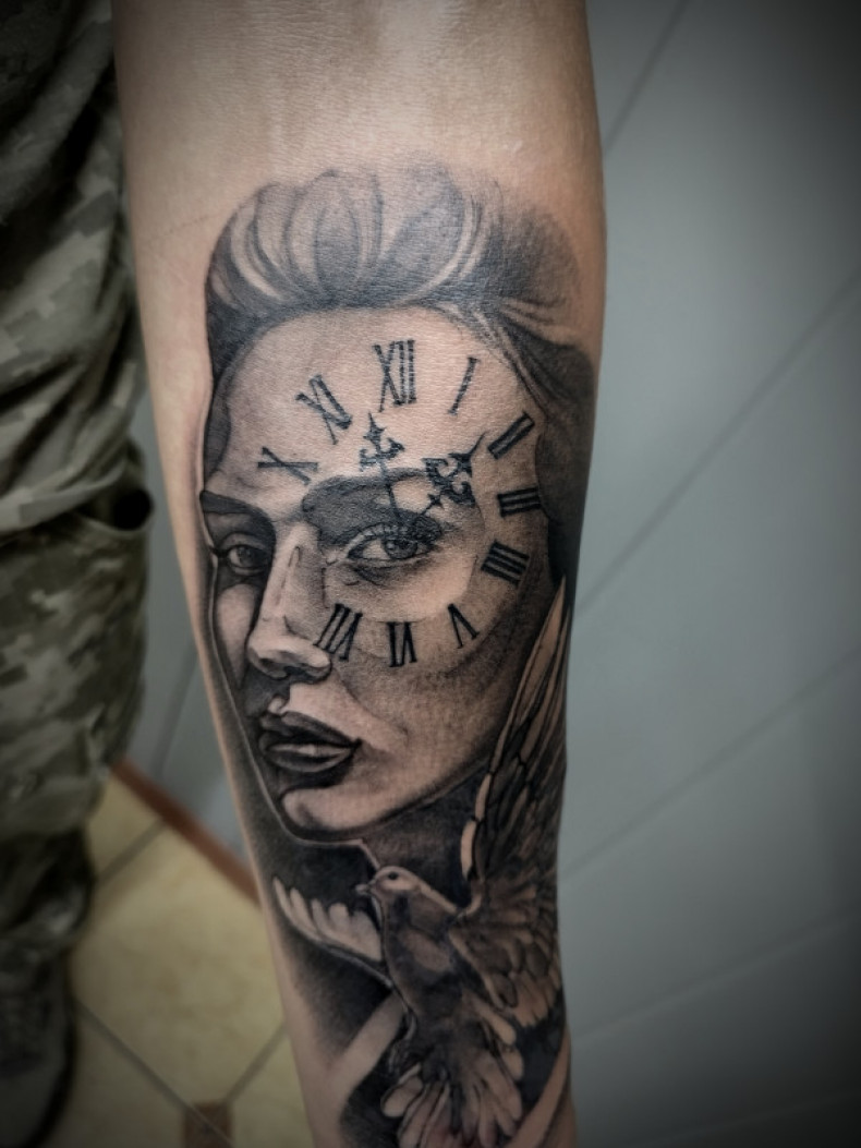 Na ramieniu czarny szary gołąb, photo - Tatuażysta Barb Tattoo