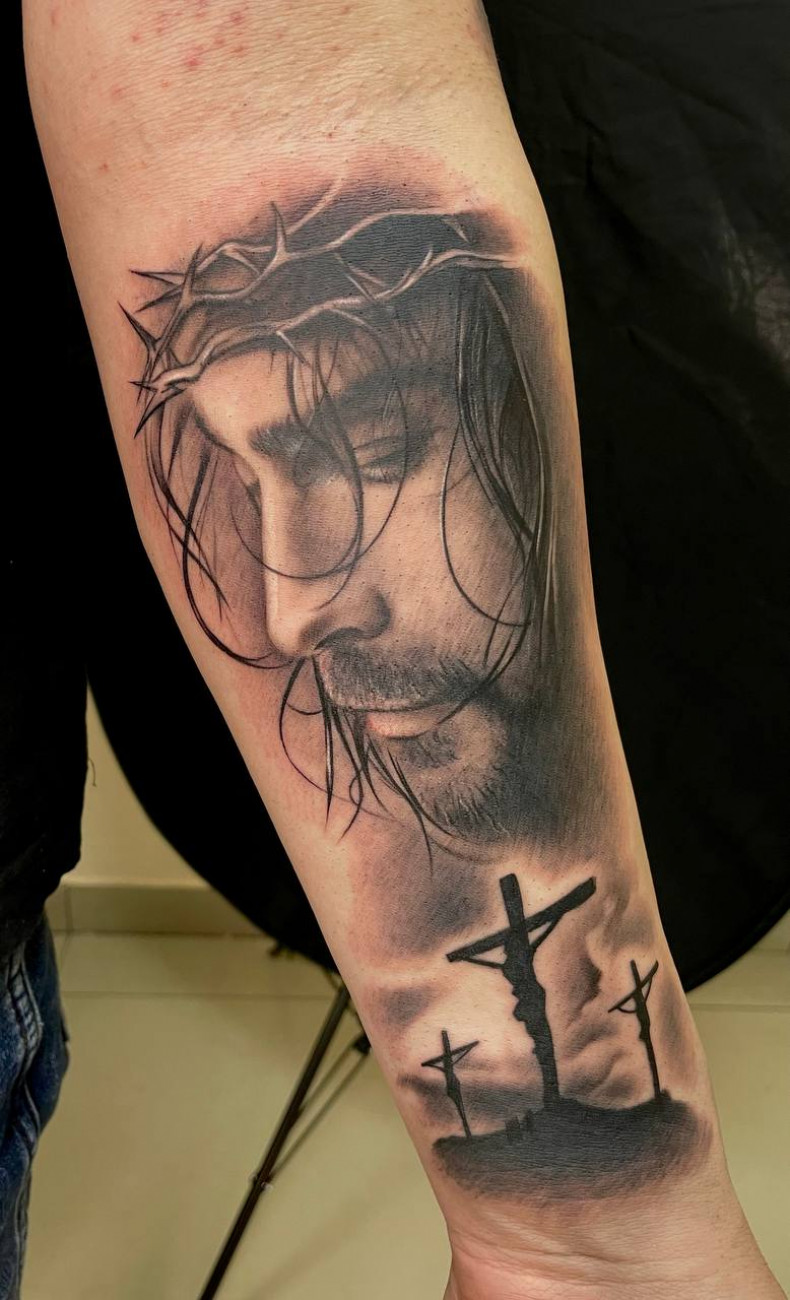 Na ramieniu Jezus krzyż, photo - Tatuażysta Barb Tattoo