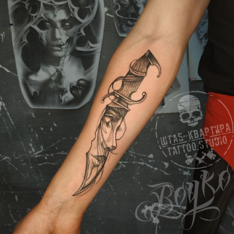 Arm dagger forearm, photo - Tattoo Master Barb Tattoo