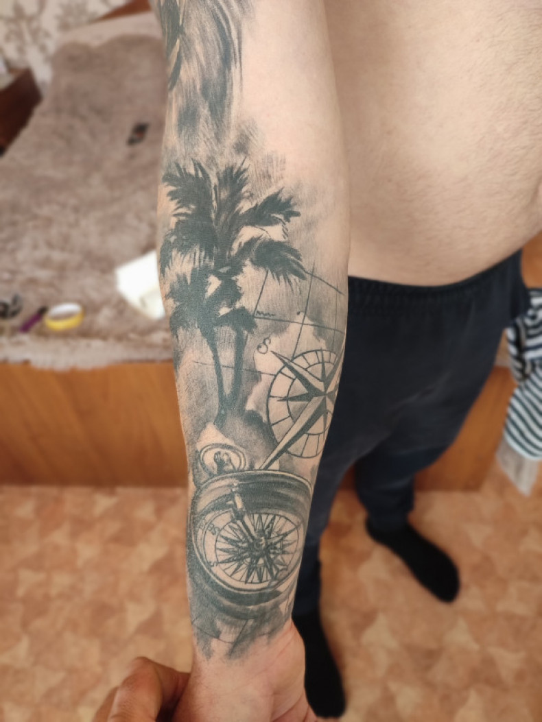 Na ramieniu kompas tatuaż palma, photo - Tatuażysta Barb Tattoo