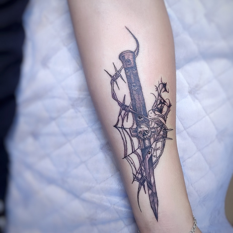 Arm dagger spider web, photo - Tattoo Master Barb Tattoo