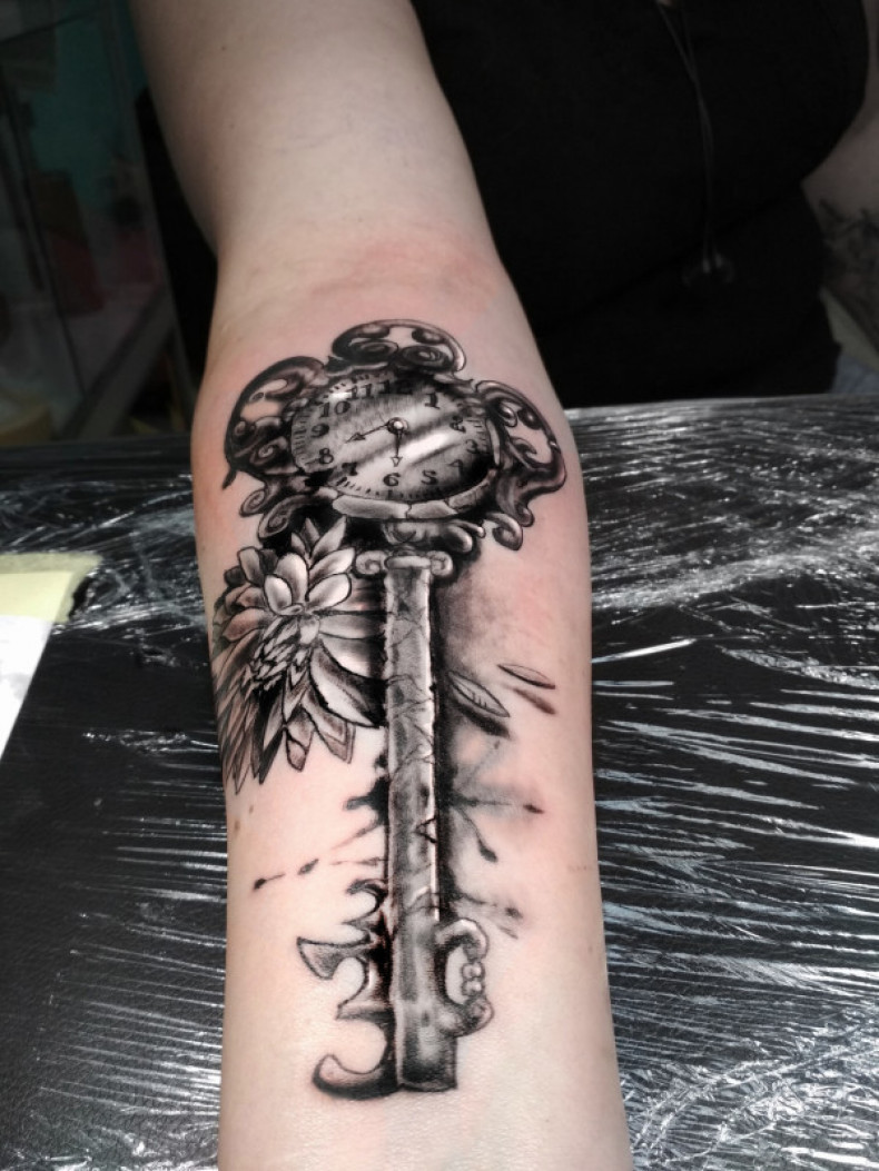 Tattoo clock - key Kyiv, photo - Tattoo Master Barb Tattoo