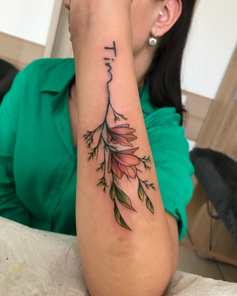 Na ramieniu tatuaż gałązka magnolia, photo - Tatuażysta Barb Tattoo