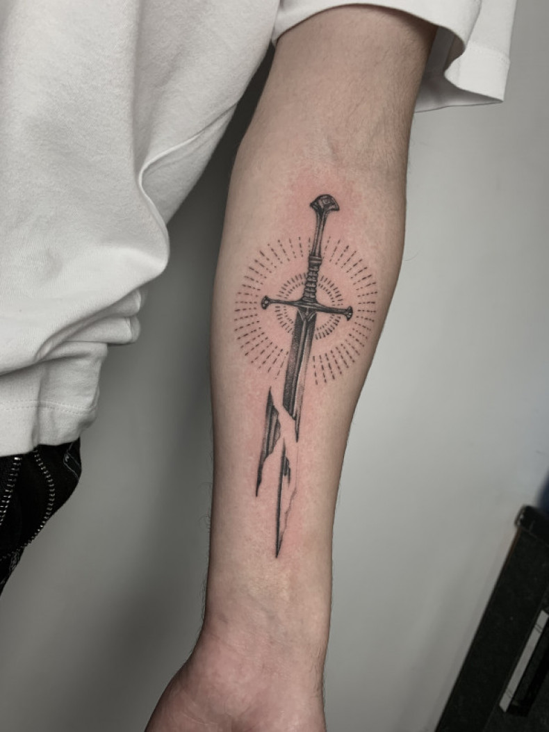 Na ramieniu sztylet miecz, photo - Tatuażysta Barb Tattoo