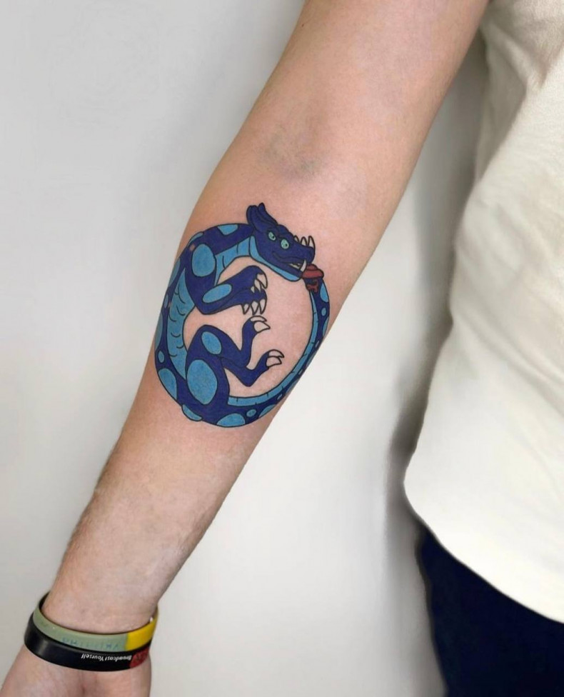 Na ramieniu Uroboros kolorowy, photo - Tatuażysta Barb Tattoo