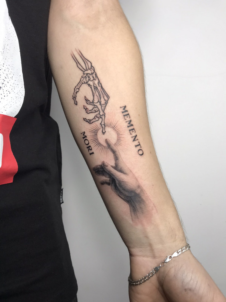 На руке мементо мори, photo - Тату мастер Barb Tattoo