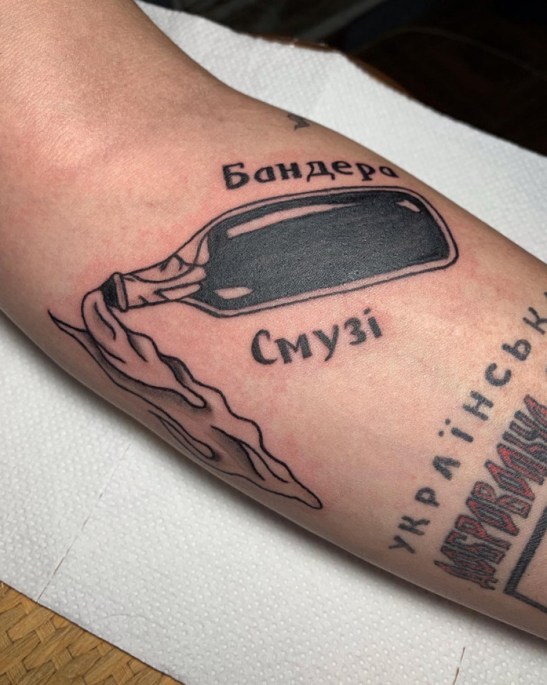 На руке бутылка патриотическая, photo - Тату мастер Barb Tattoo