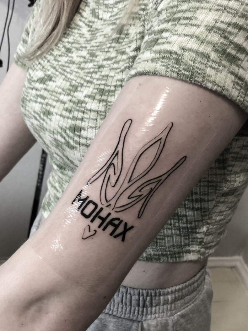 Na ramieniu godło Ukrainy mnich, photo - Tatuażysta Barb Tattoo