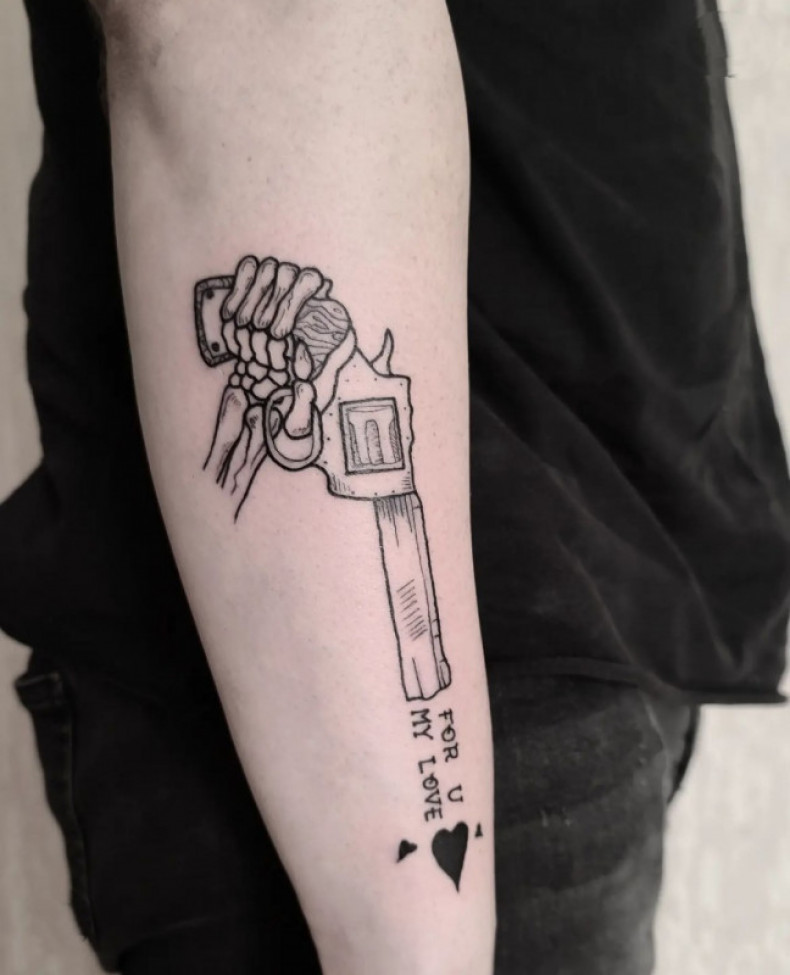 Na ramieniu pistolet rewolwer, photo - Tatuażysta Barb Tattoo