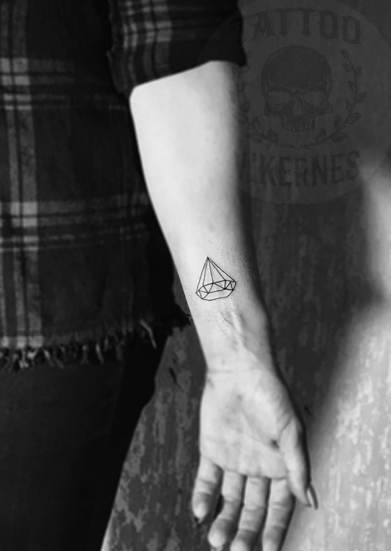 Na ramieniu diament kryształ, photo - Tatuażysta Barb Tattoo