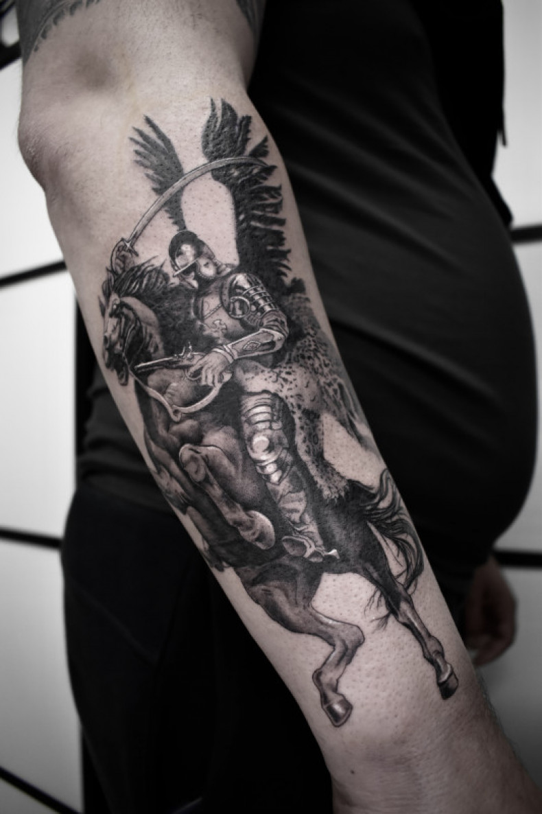 Na ramieniu wojownik koń, photo - Tatuażysta Barb Tattoo