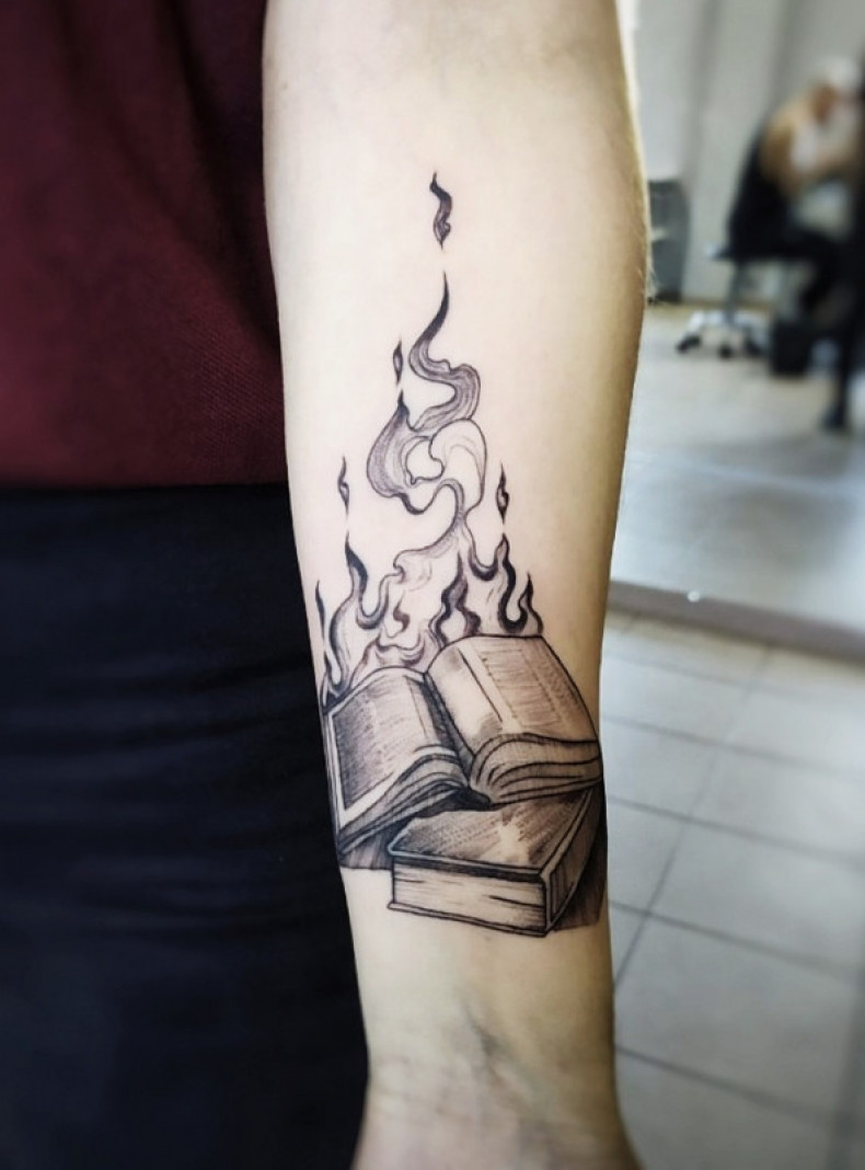 Na ramieniu książka ogień (płomień), photo - Tatuażysta Barb Tattoo