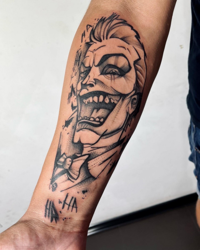 Arm joker clown, photo - Tattoo Master Barb Tattoo