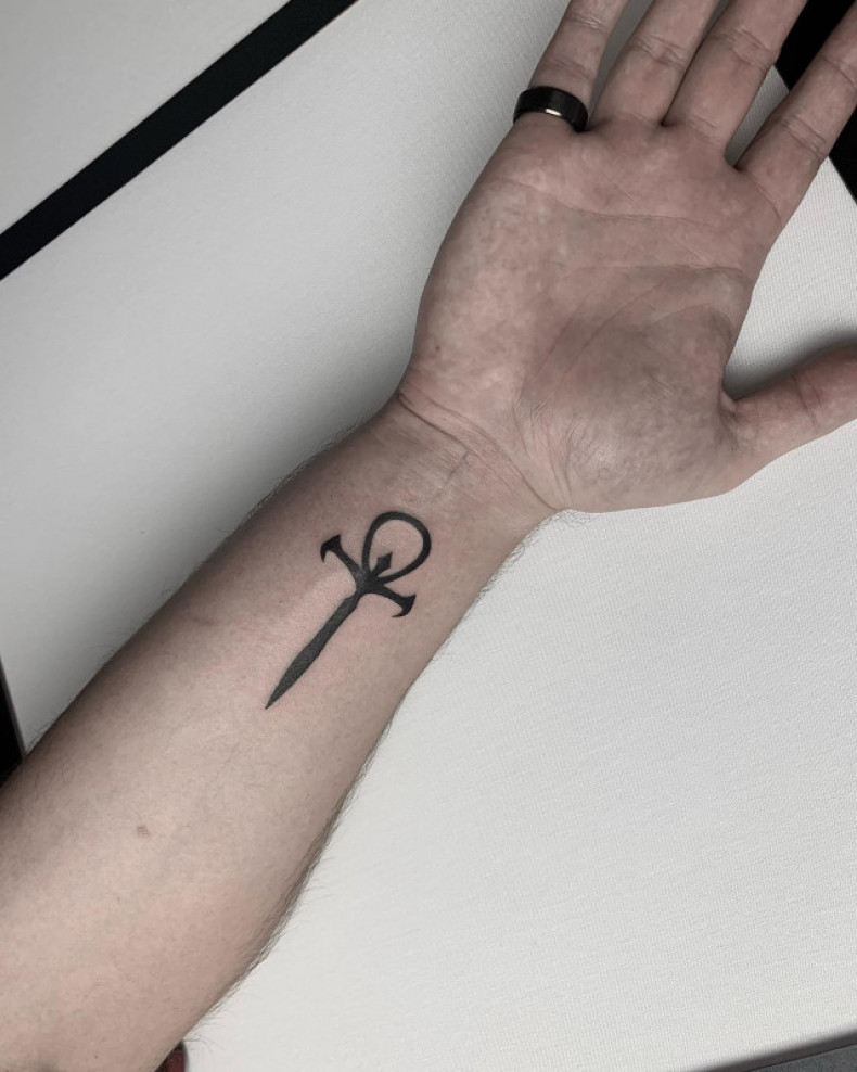 Na ramieniu krzyż ankh, photo - Tatuażysta Barb Tattoo