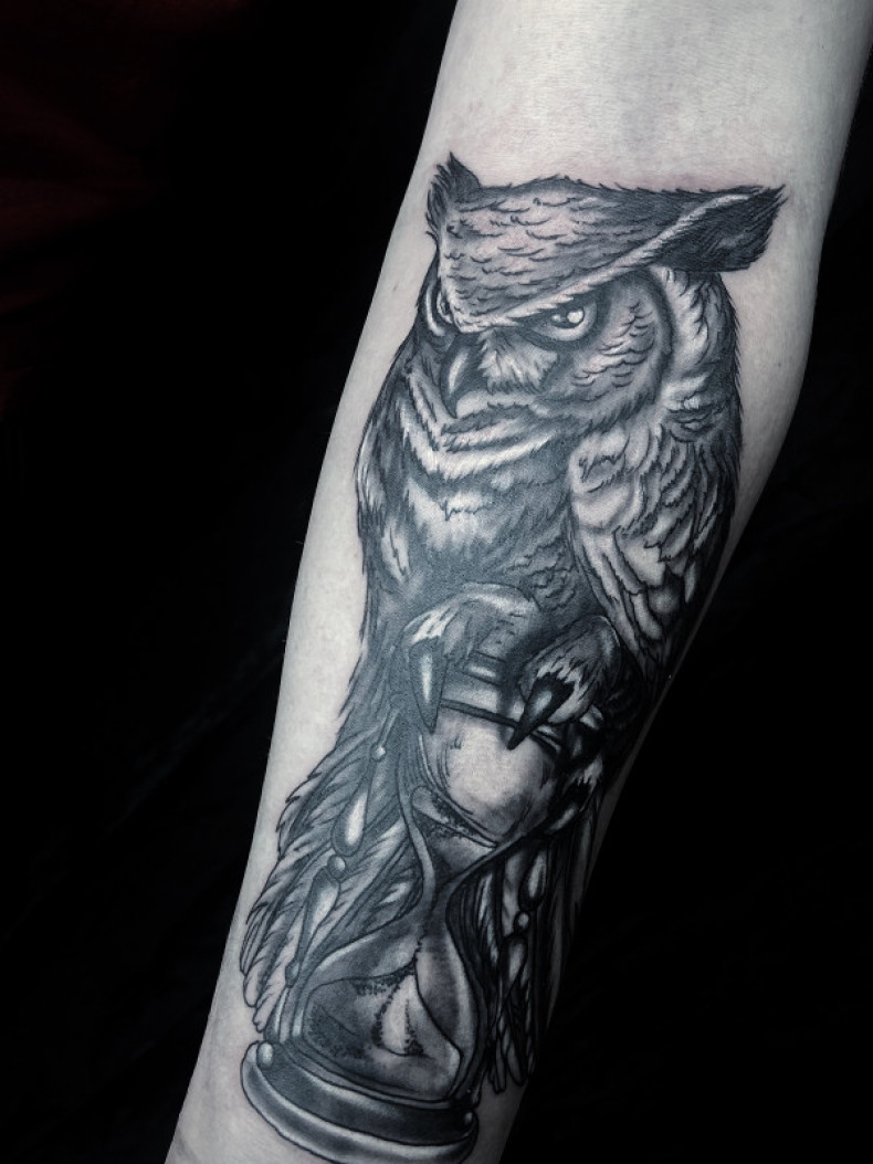 Arm hourglass owl, photo - Tattoo Master Barb Tattoo