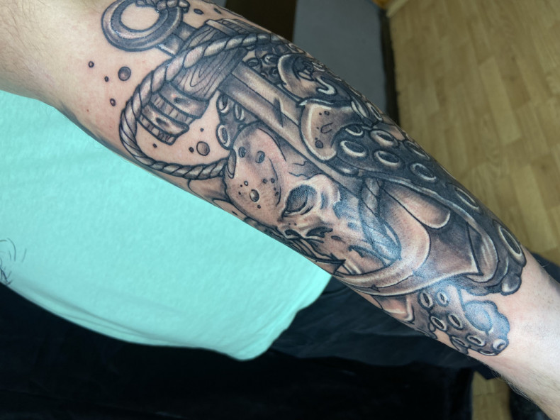 Na ramieniu ośmiornica kotwica, photo - Tatuażysta Barb Tattoo