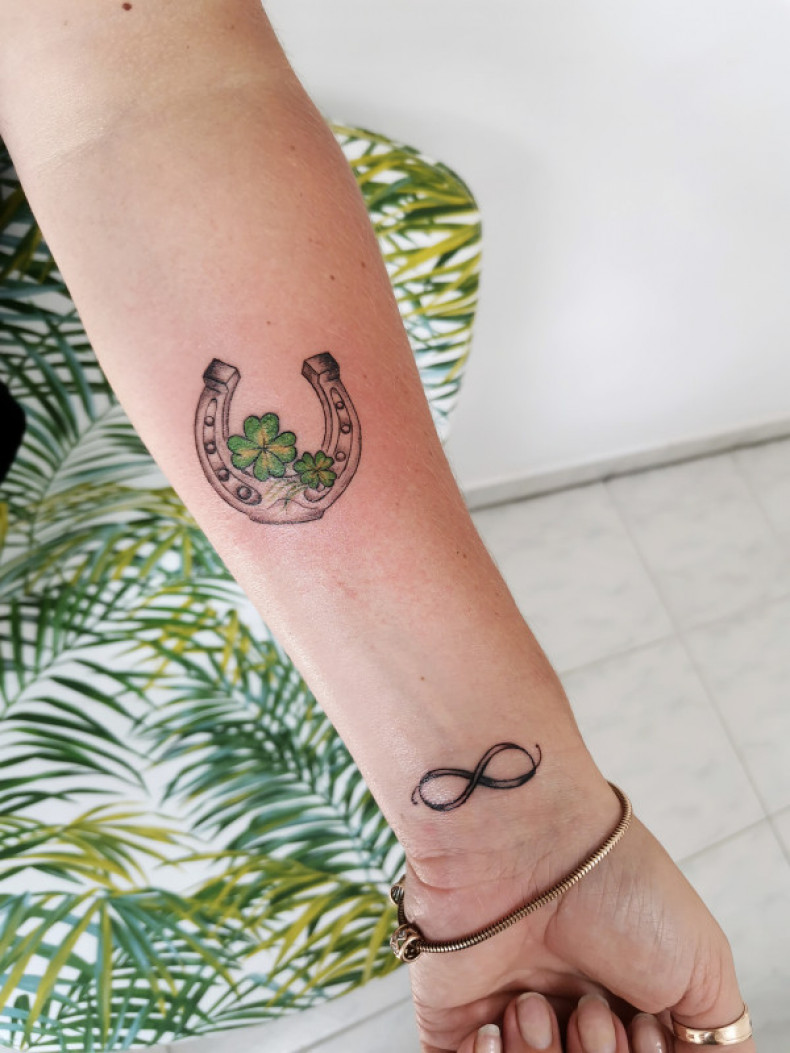 Na ramieniu tatuaż nieskończoność koniczyna, photo - Tatuażysta Barb Tattoo