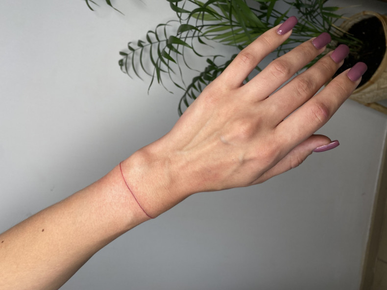 Arm Armband minimalist, photo - Tattoo-Meister Barb Tattoo